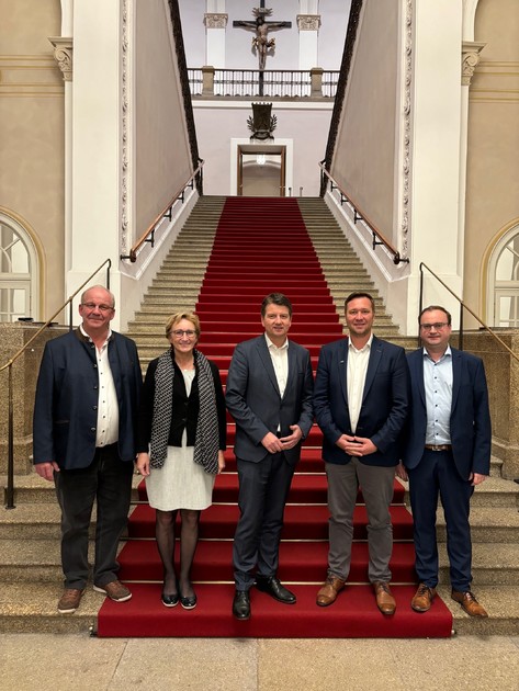 Foto (Thomas Hansbauer): (v. l.) MdL Christian Lindinger, MdL Roswitha Toso, Staatssekretr Sandro Kirchner, MdL Josef Heisl und MdL Stefan Meyer. 