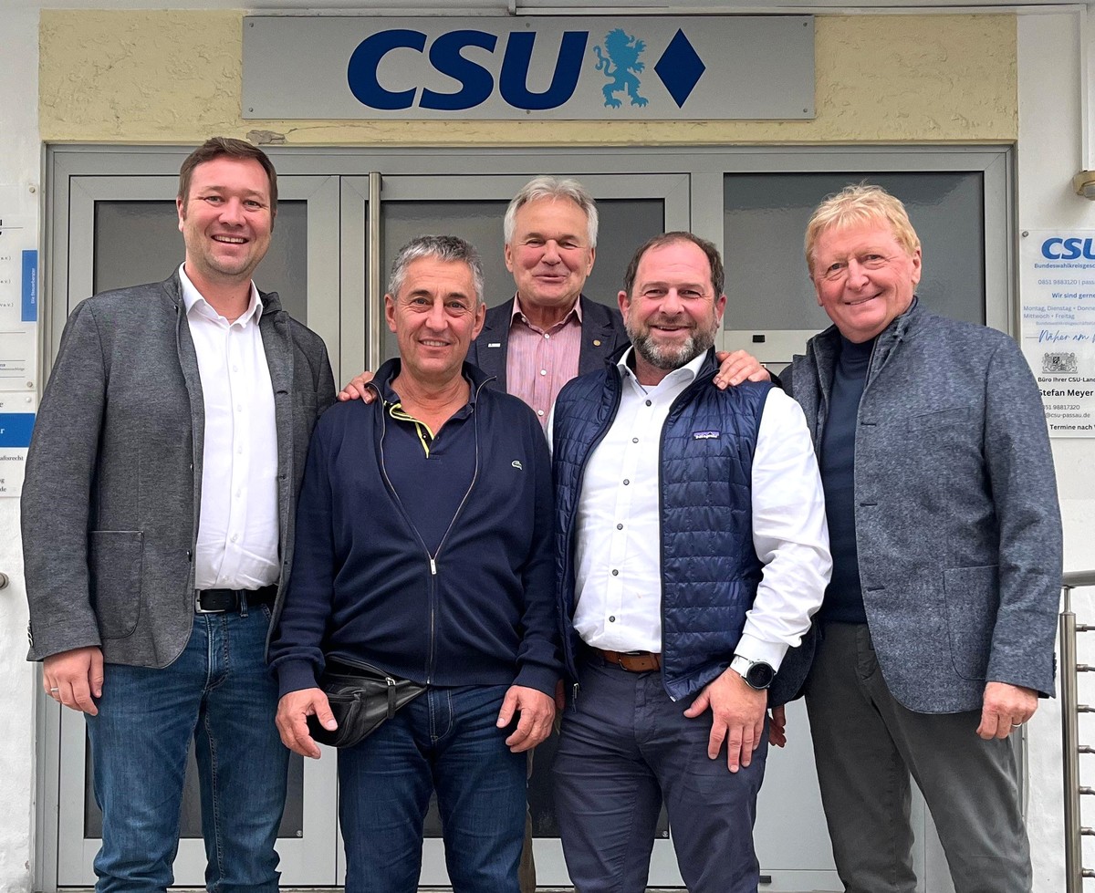  Foto (Laura Eigsperger): (v. l.) MdL Josef Heisl, Robert Lenz, Otto Baumann (BLSV), Thomas Killersreiter und Walter Knoller (BLSV).