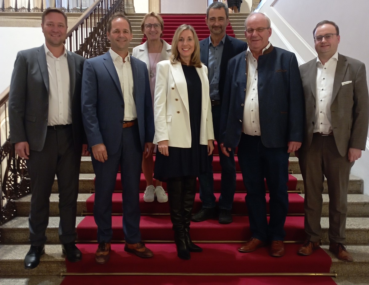 (v.l.) MdL Josef Heisl, Schulamtsdirektor Klaus Sterner, MdL Roswitha Toso, Staatsministerin Anna Stolz, Schulamtsdirektor Thomas Knab, MdL Christian Lindinger und MdL Stefan Meyer zum Gesprch.