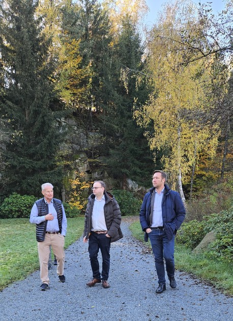  Foto (Stefanie Starke): (v. l.) Gerhard Thiele zeigt den beiden CSU-Landtagsabgeordneten Stefan Meyer und Josef Heisl seinen Garten in Frstenstein.