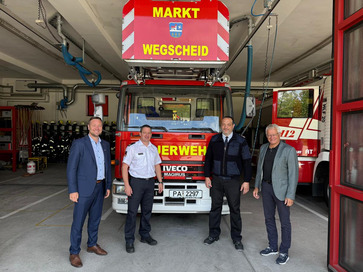 Foto (Laura Eigsperger): MdL Josef Heisl, Kreisbrandmeister Klaus Schurm, Kommandant Florian Stemplinger, Brgermeister Christian Escherich