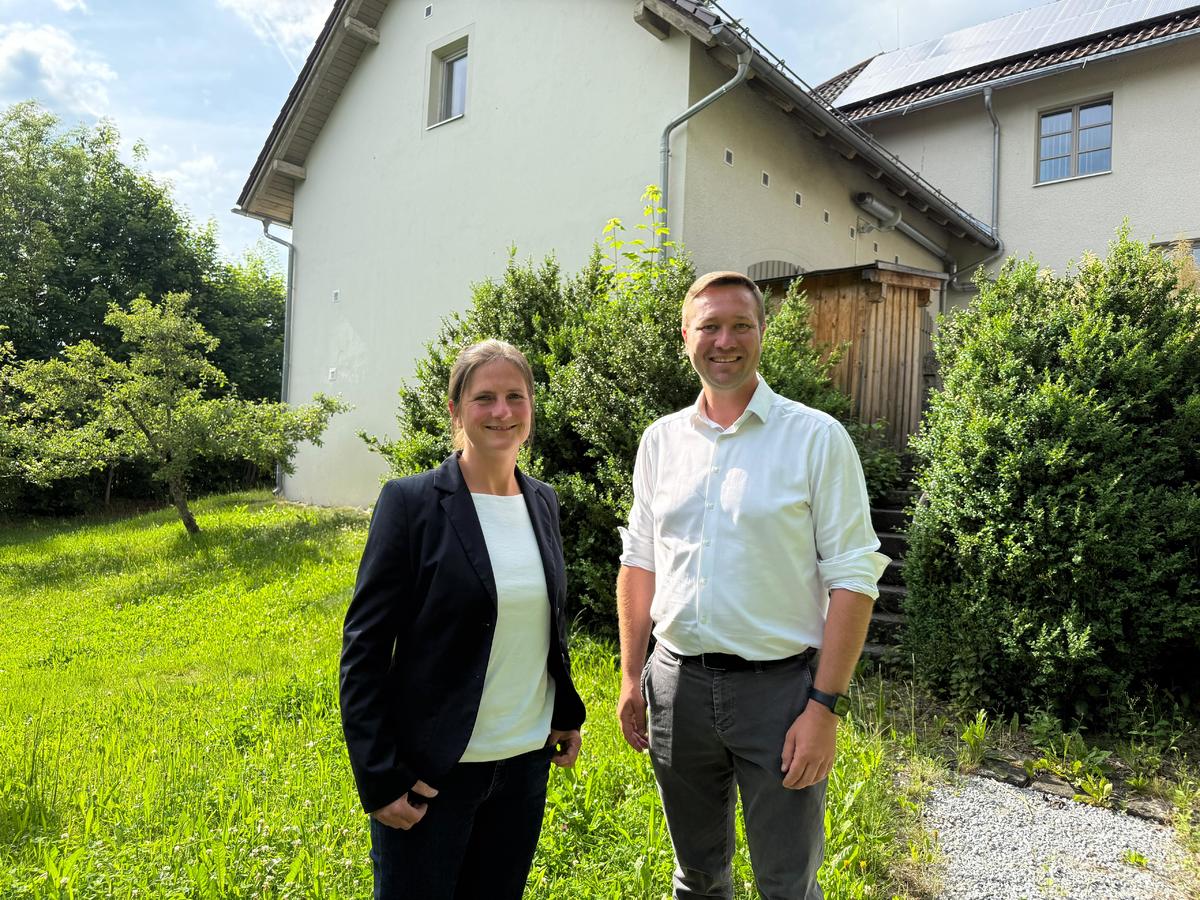 Foto (Laura Eigsperger): Forstbetriebsleiterin Linda Madl und MdL Josef Heisl 