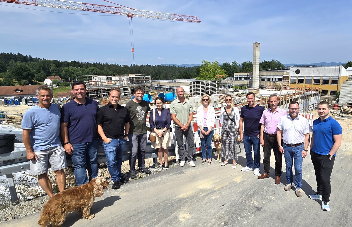 Auf der Mega-Baustelle der Caritas in Grubweg: CSU-Stadt- und Bezirksrte mit den Landtags- und Bundestagsabgeordneten machen sich den Caritas-Verantwortlichen und Bauprojektanten ber die Ablufe kundig.