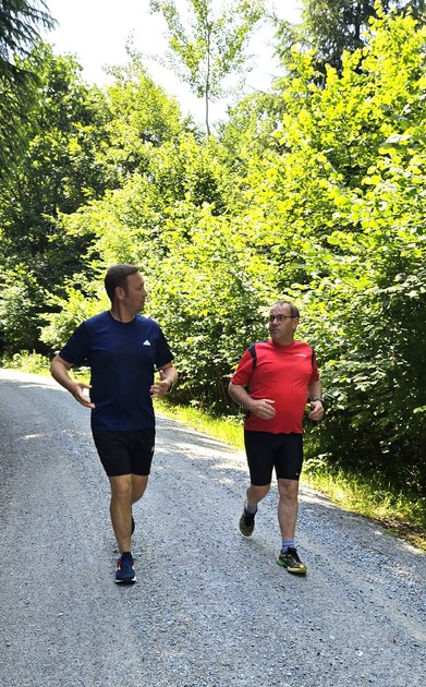 Foto (Stefanie Starke): (v. l.) MdL Josef Heisl und Tiefenbachs Brgermeister Christian Frst testen die Schotterung einer hochfrequentierten Rad- und Wanderroute entlang der Gaia. 