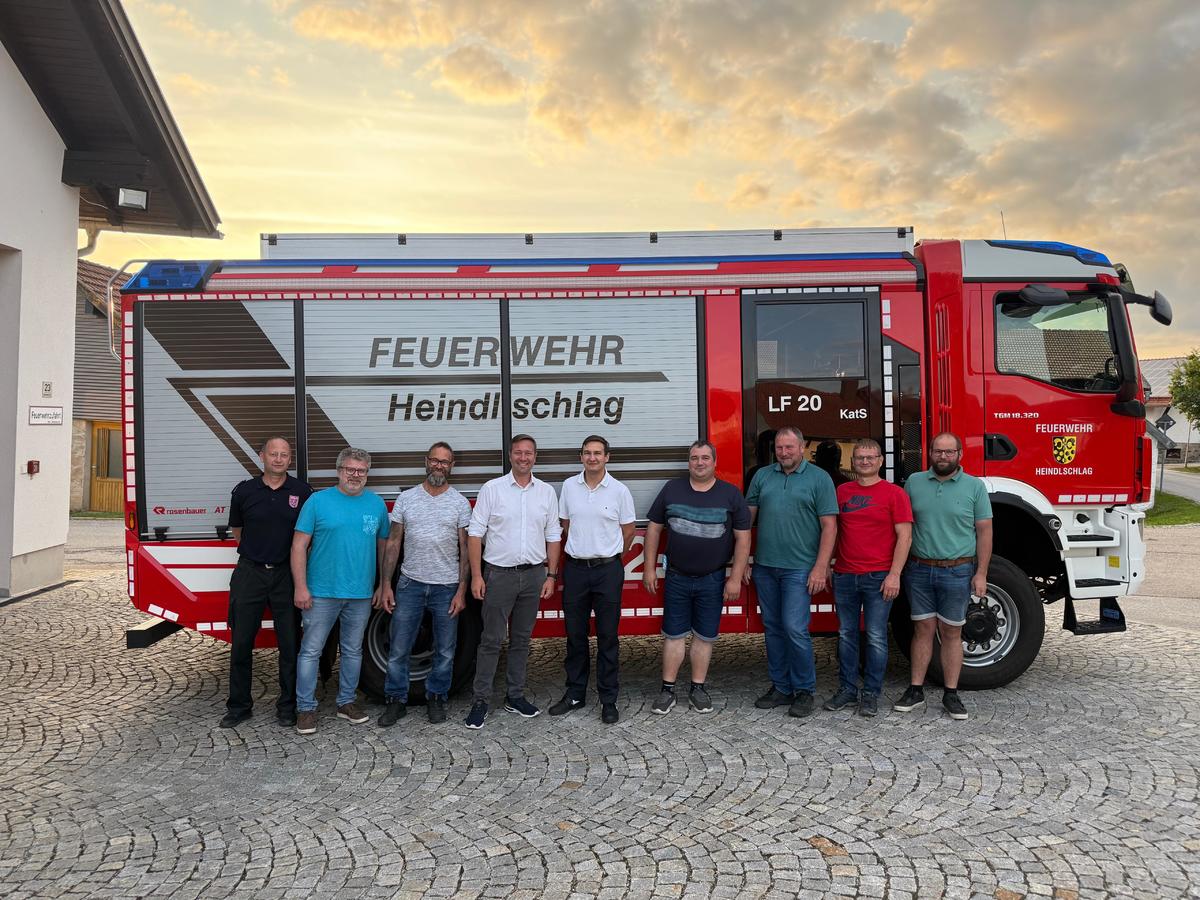 Foto (Laura Eigsperger): Kreisbrandmeister Martin Bauer, Alfred Seibold, Ludwig Schtzl, MdL Josef Heisl, Maximilian Meier, Roland Parockinger,  Brgermeister Roland Freund,  Florian Scharinger,  Franz Hauer.   