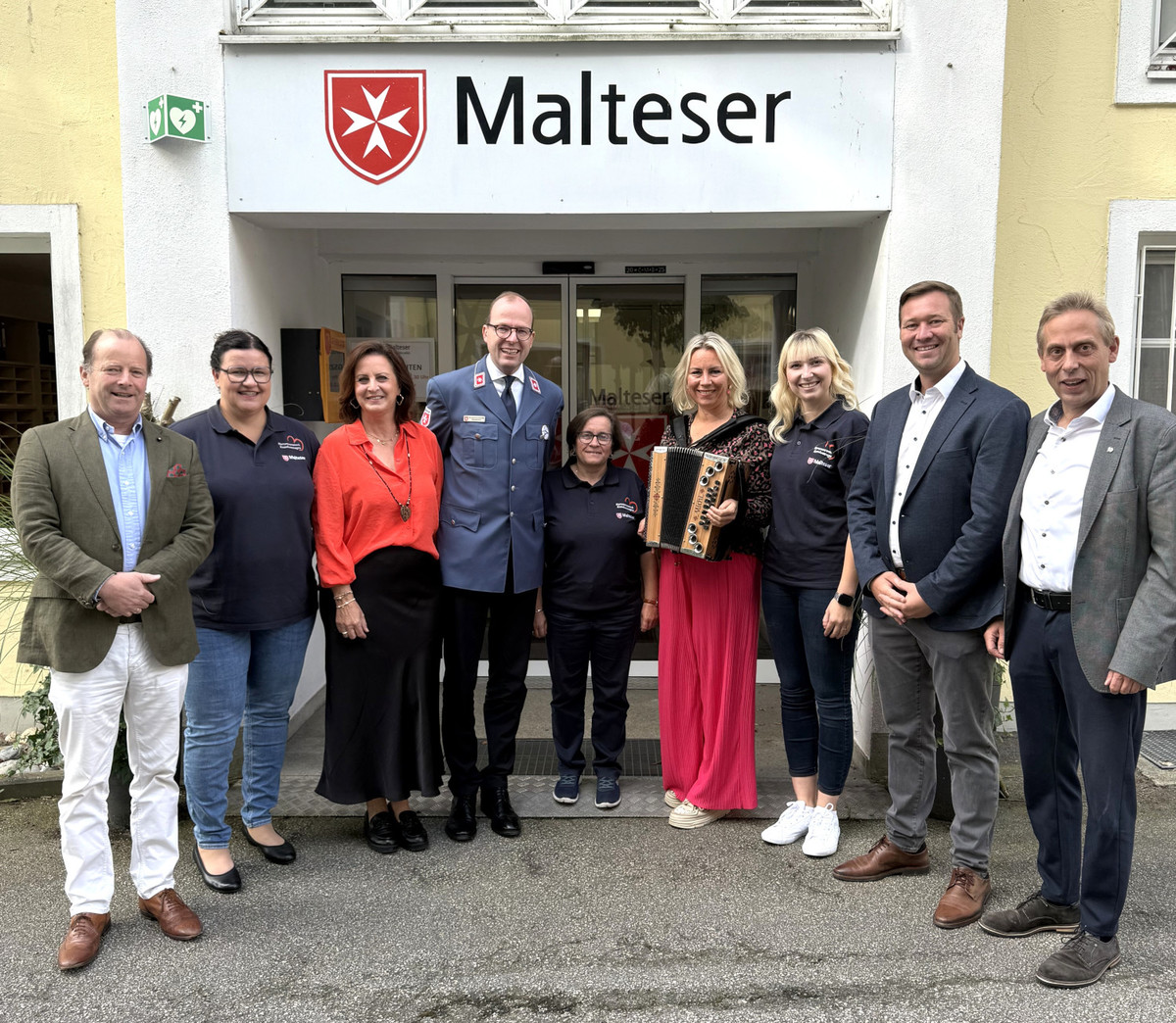 Foto: v.l. Dr. Karl Benedikt Freiherr von Moreau, Sabine Grundmller,  Gabi Schweizer, Max-Georg Graf von Arco auf Valley, Rosmarie Friedsam, Kathi Gruber, Stefanie Burmberger, MdL Josef Heisl und MdB Hans Koller. 