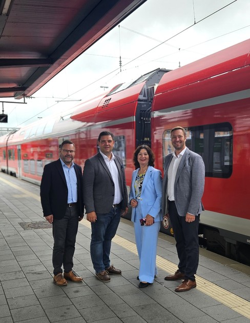 Foto (Stefanie Starke): (v. l.) Bezirksrat Stephan Gawlik, Brgermeister Armin Dickl, CSU-Kreisvorsitzende Rosemarie Weber und MdL Josef Heisl. 