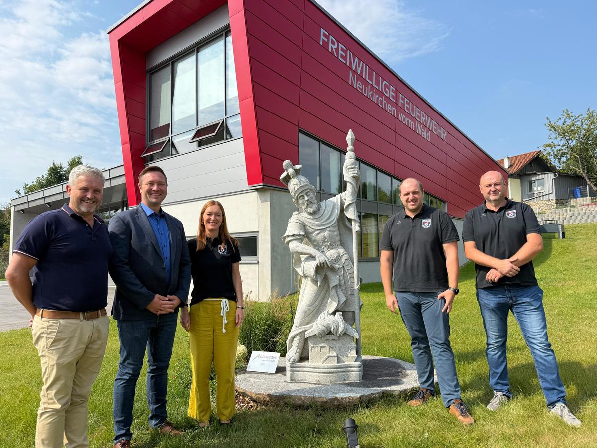 Foto (Laura Eigsperger): v.l. Brgermeister Erwin Braumandl, Fahnenmutter Kerstin Wagner, MdL Josef Heisl, 1. Vorstand Florian Dichtl, 2. Vorstand Norbert Plettl. 