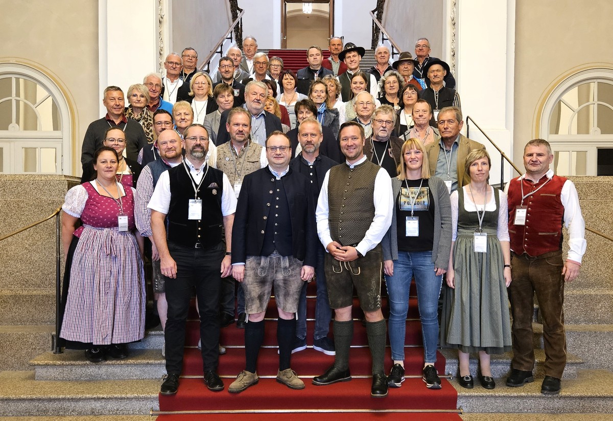 Foto (Stefanie Starke): MdL Josef Heisl mit seiner Besuchergruppe auf der roten Treppe im Bayerischen Landtag in Mnchen.