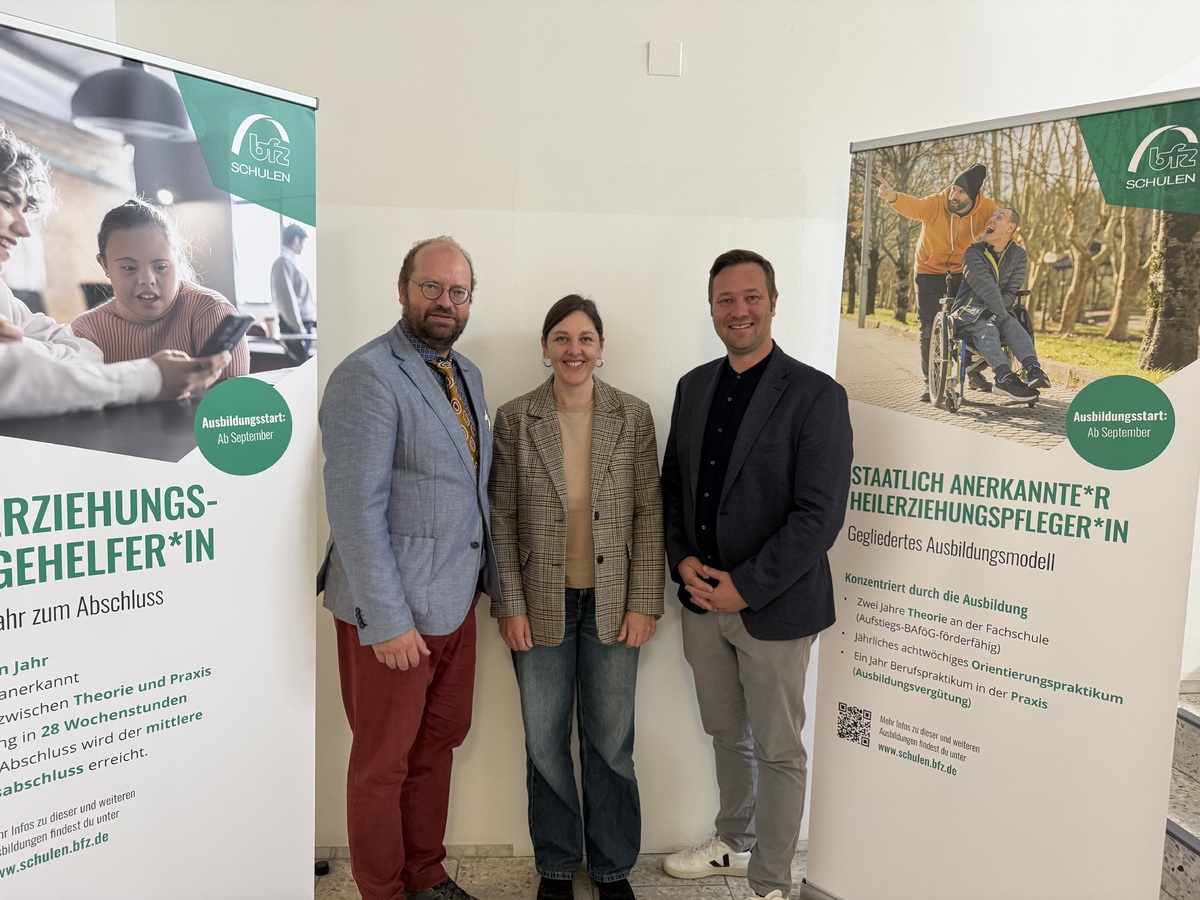 Foto (Laura Eigsperger): Schulleiter fr Heilerziehungspflege Florian, Lehner, Fachkoordinatorin Dike Attenbrunner, MdL Josef Heisl.