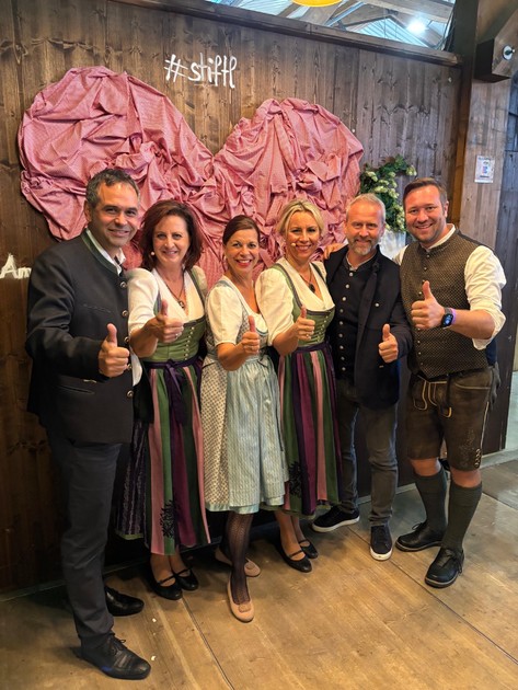 Landrat Raimund Kneidinger, Gabi Schweizer, Moderatorin Traudi Siferlinger, Kathi Gruber, Roman Holzinger und MdL Josef Heisl 