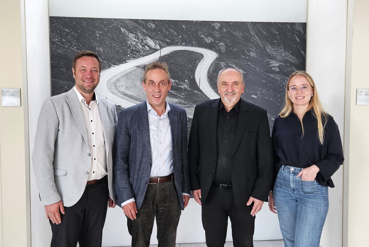 Foto (Stefanie Starke): (v. l.) MdL Josef Heisl, MdB Hans Koller, Leitender Baudirektor Norbert Sterl und Baurtin Anna Ritzer.