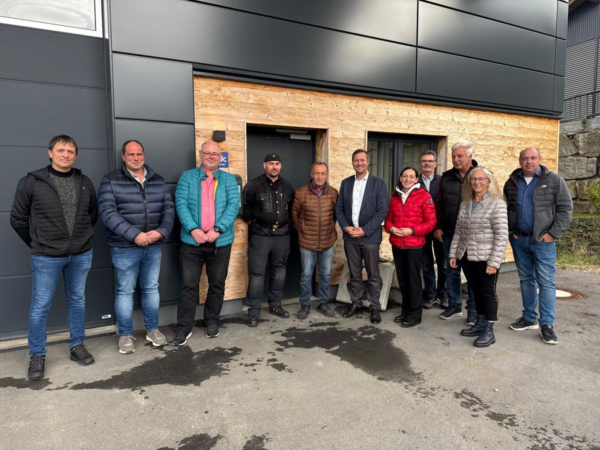 Foto (Laura Eigsperger): Brgermeister Josef Schuh 5. v.l. und MdL Josef Heisl mit den Witzmannsberger Gemeinderten. 