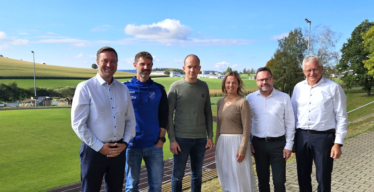 Foto (Stefanie Starke): (v. l.) MdL Josef Heisl, TSV-Vorsitzender Dr. Paul Erhard, Schatzmeister Paul Escherich, Martina Kutz (Landratsamt Passau), Bezirksrat Stephan Gawlik und Brgermeister Christian Escherich. 