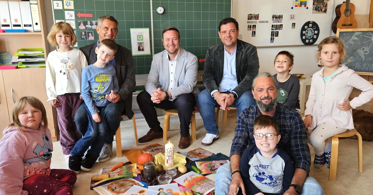 Foto (Stefanie Starke): (v. l.) Schulleiter Karl Bischof besucht mit MdL Josef Heisl und Passaus 3. Brgermeister Armin Dickl die erste Klasse der K-Schule des Caritas Frderzentrums Don-Bosco in Passau.
