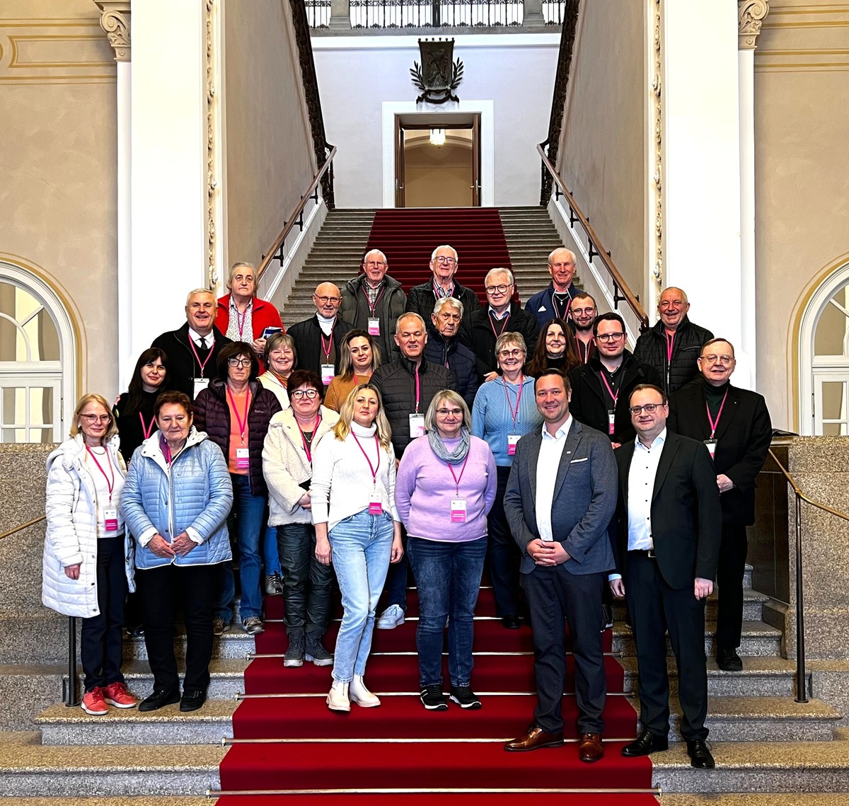 Foto (Abgeordnetenbro): Die Besuchsgruppe mit MdL Josef Heisl und MdL Stefan Meyer.  
