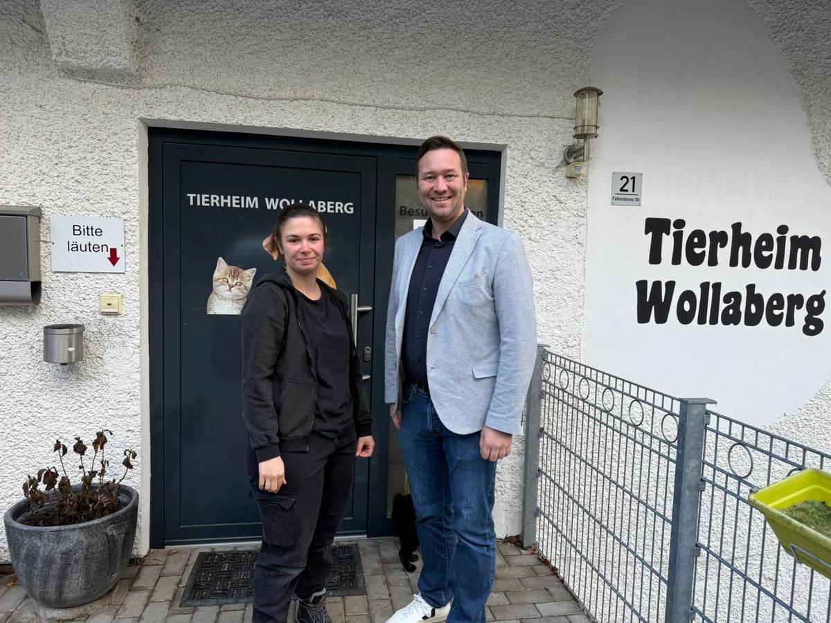 Foto (Laura Eigsperger): Mitarbeiterin des Tierheims Wollaberg und MdL Josef Heisl 