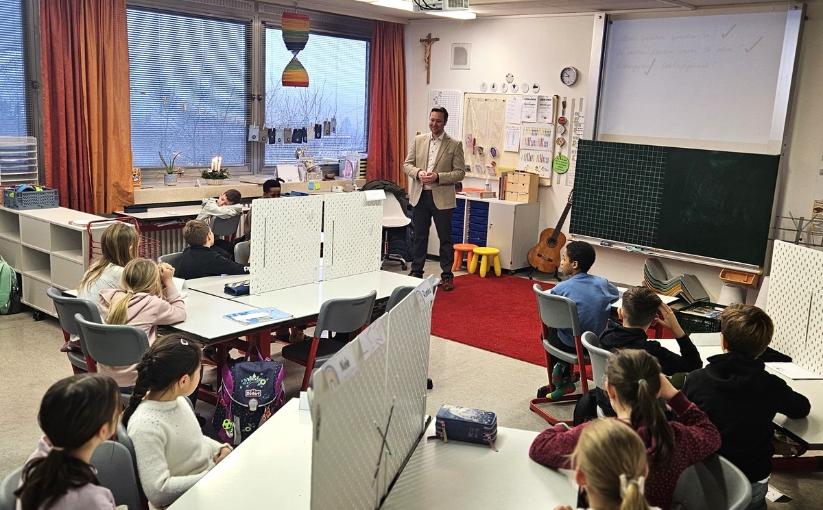 Foto (Stefanie Starke): MdL Josef Heisl erz�hlt von seinem politischen Arbeitsalltag und geht auf die vielen Fragen der Sch�lerinnen und Sch�ler der Klasse 4S an der Sportgrundschule Passau-Grubweg ein.