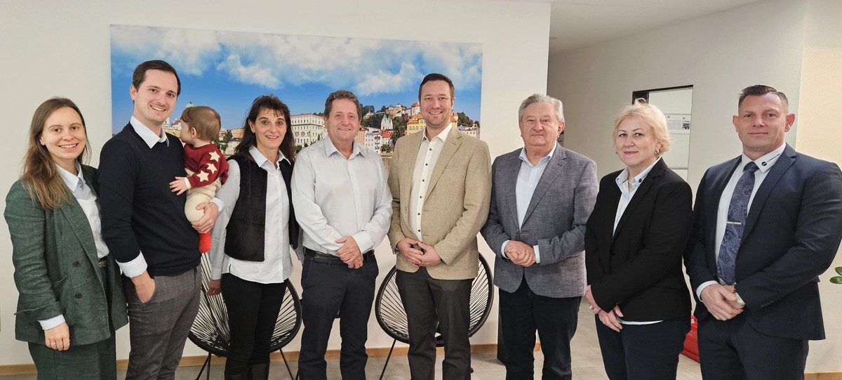 Foto (Stefanie Starke): (v. l.) Vera und Dr. Christian Attenberger mit Sohn Max, Christine und Frank Attenberger, MdL Josef Heisl, Altlandrat Franz Meyer, Gudrun Reinoss und Harald M�hlb�ck.