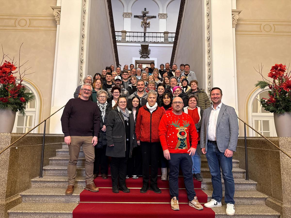 Foto (Laura Eigsperger): Mitarbeiterinnen und Mitarbeiter des Bierhotels und MdL Josef Heisl (1 v. R.)