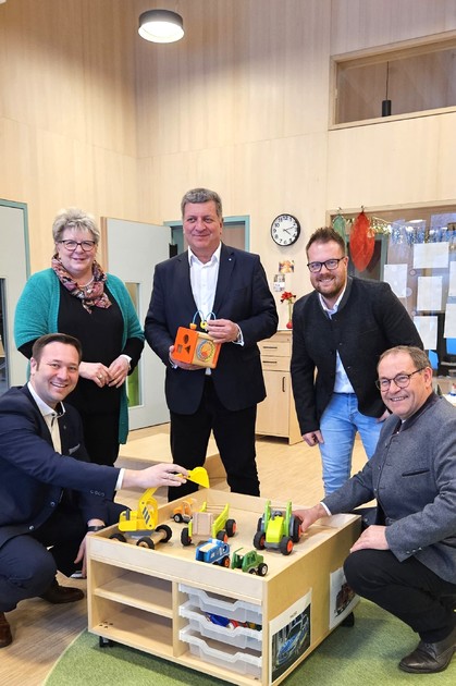 Foto (Stefanie Starke): (v. l.) MdL Josef Heisl, Kindergartenleiterin Klaudia Rauscher, Staatsminister Christian Bernreiter, Bernhard Terla von TS Holzbau und B�rgermeister Christian F�rst.