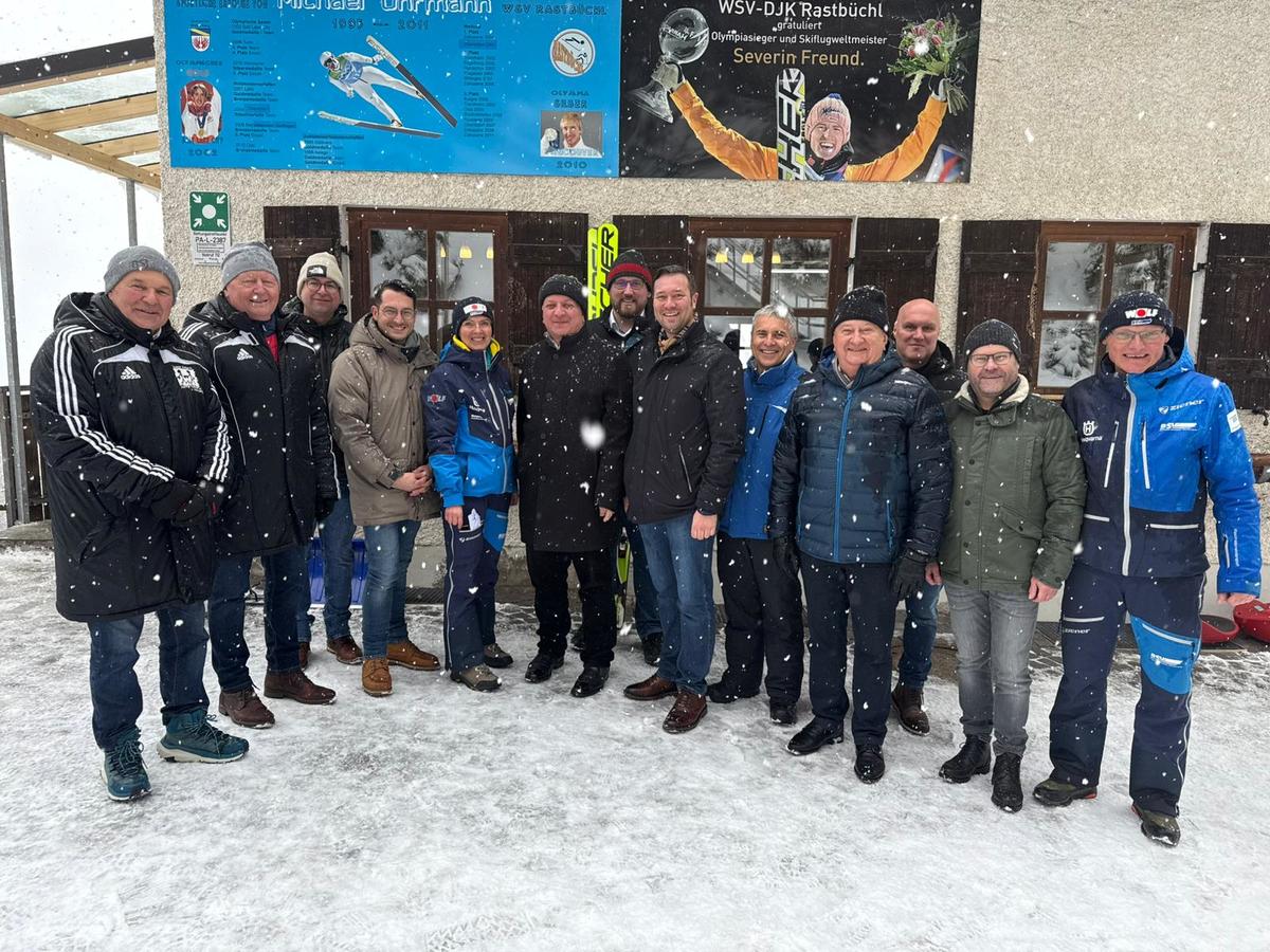  Foto (Laura Eigsperger): Otto Baumann, Walter Knoller, Florian Wimmer, B�rgermeisterkandidat Jo-hannes Ramesberger, Margit Uhrmann, StM Christian Bernreiter, Florian H�pfl, MdL Josef Heisl, Adolf Kosak Altlandrat Franz Meyer, Manfred Miggisch, Bezirksrat