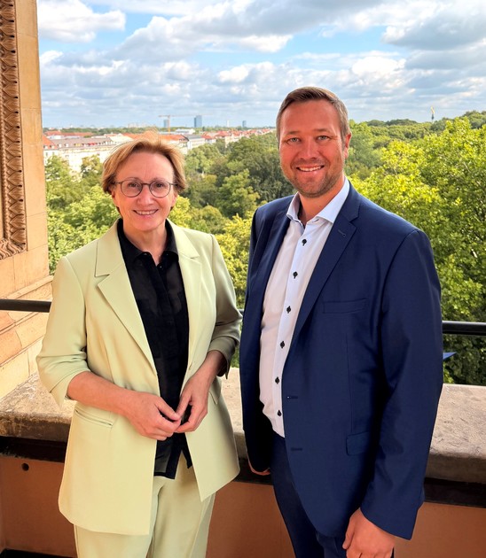 Foto (Abgeordnetenb�ro Passau): MdL Roswitha Toso und MdL Josef Heisl im Bayerischen Landtag in M�nchen, nach der Verabschiedung der Reform des BayKiBiG.